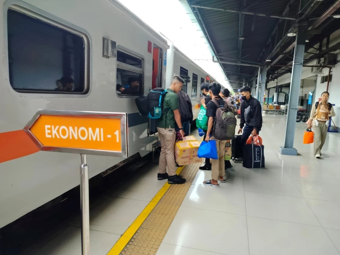 Menjelang Hari Raya Idul Fitri 1446 H, lonjakan pemudik di Stasiun Pasar Senen dan Stasiun Gambir mencapai titik tertinggi.