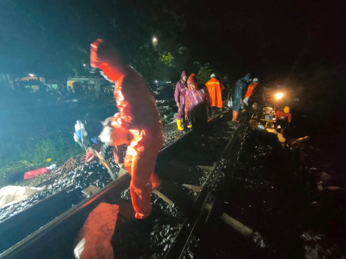 Perjalanan Kereta Api (KA) Turangga dan KA Malabar harus dialihkan ke jalur utara akibat jalur Ciamis-Manonjaya yang terdampak longsor masih dalam proses perbaikan.