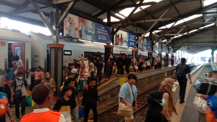 Menjelang Hari Raya Idulfitri 1446 H, arus mudik di wilayah Daop 8 Surabaya masih terus meningkat.