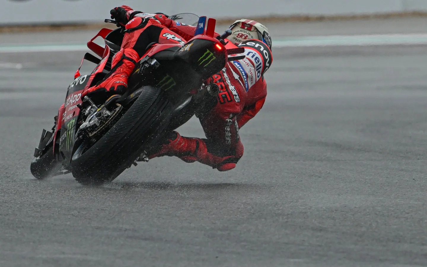 Sesi latihan MotoGP di Circuit of the Americas (COTA), Austin, Texas menghadirkan pertarungan sengit dengan perubahan kondisi trek yang ekstrem.