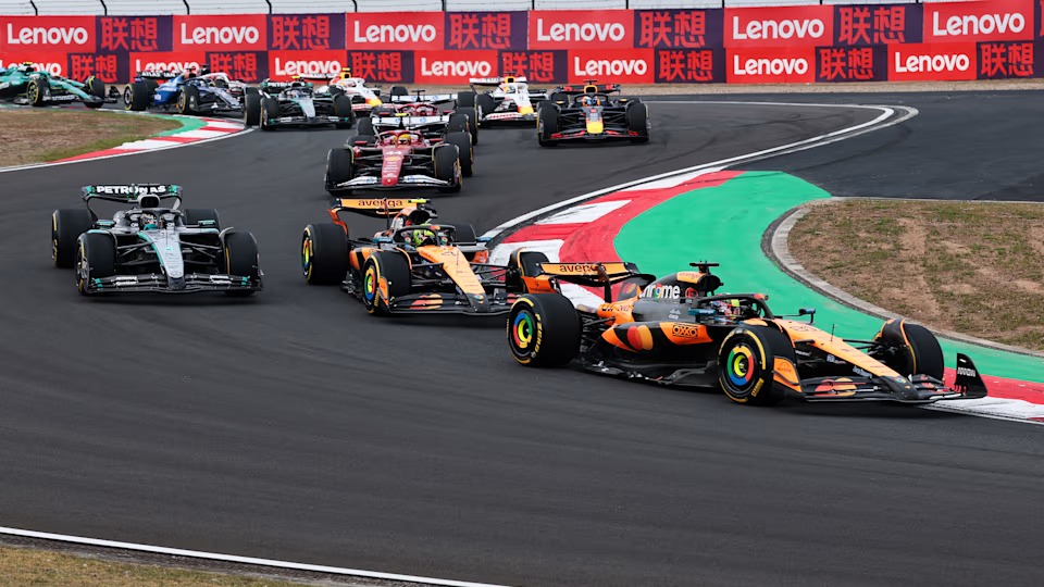 Bos Mercedes, Toto Wolff, tak ragu menyebut George Russell sebagai salah satu dari tiga pembalap terbaik di Formula 1 saat ini, bahkan berpotensi menjadi yang terbaik.