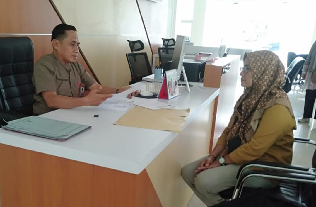 PELAYANAN: CJH sedang melakukan pengurusan haji di Kantor PHU Kemenag Banyuwangi, Kamis (27/3).
