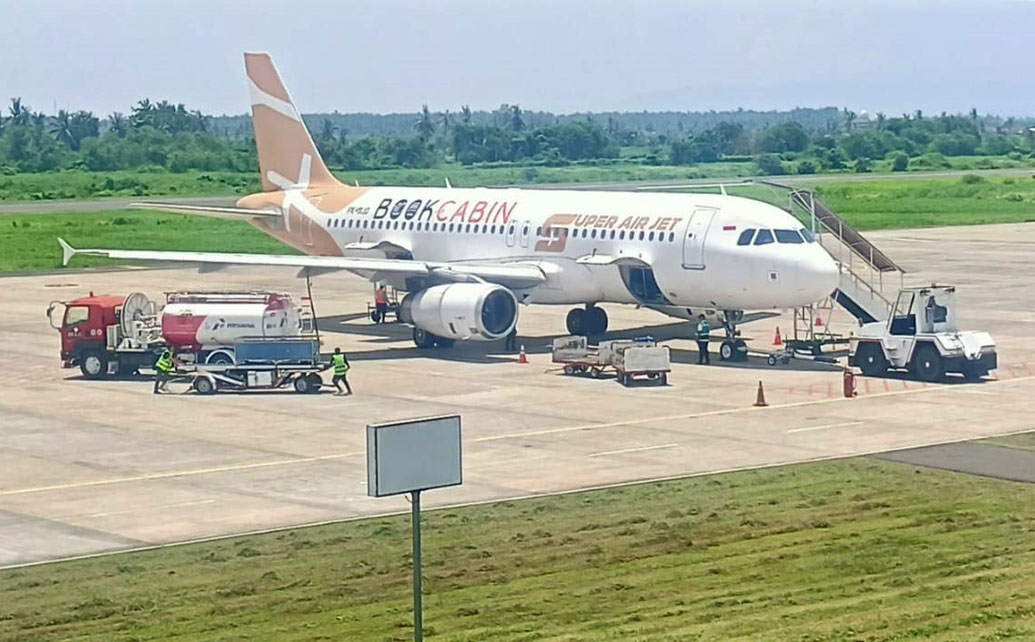 PARKIR: Pesawat Super Air Jet dari Jakarta sedang mengisi BBM di Bandara Banyuwangi, Jumat (28/3).