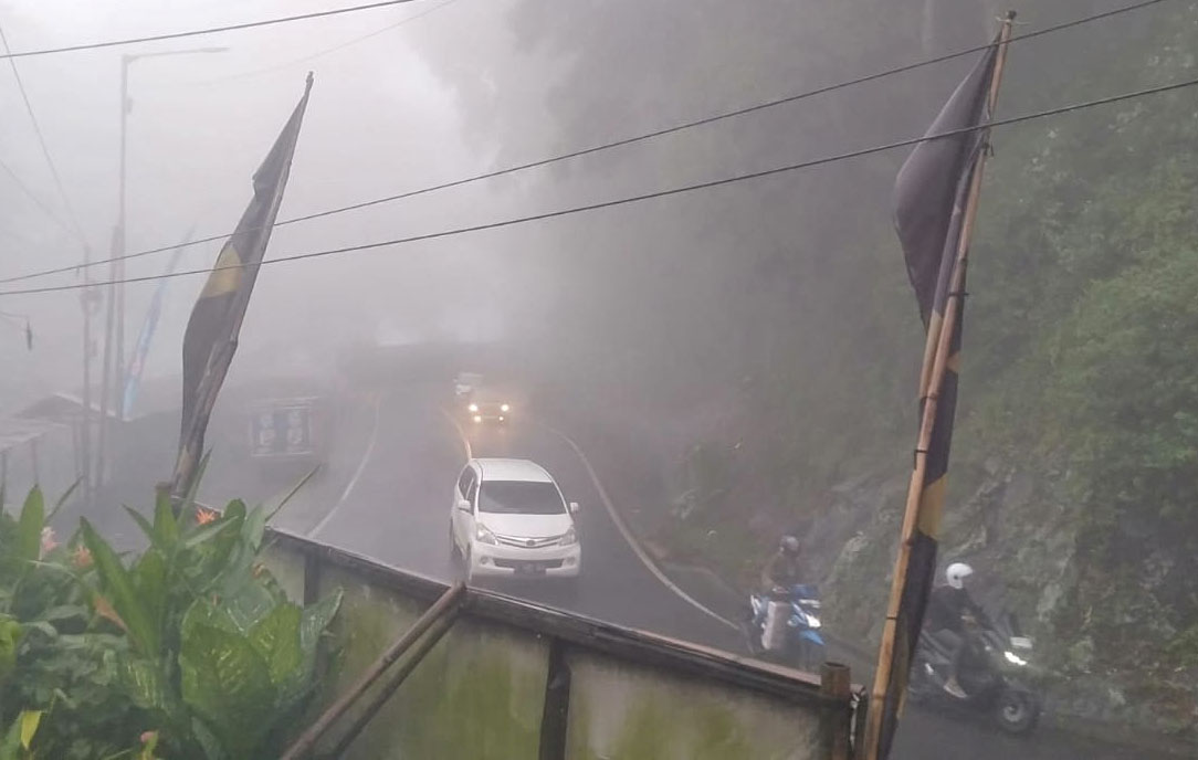 KABUT: Pemudik menerabas hujan dan kabut di Jalur Gumitir Dusun Barurejo, Desa Kalibaru Manis, Kecamatan Kalibaru, Jumat (28/3)