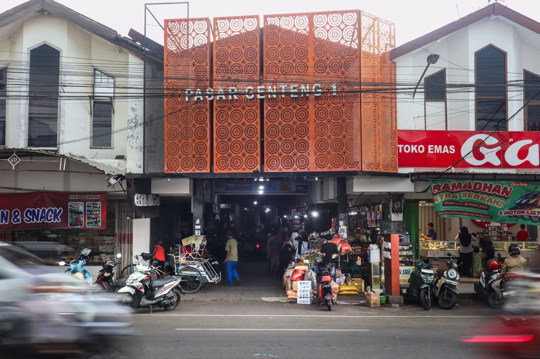 MASIH LENGANG: Pasar Genteng 1, Desa Genteng Kulon, Kecamatan Genteng ternyata tidak mengalami lonjakan pengunjung menjelang Lebaran, Kamis (27/3).