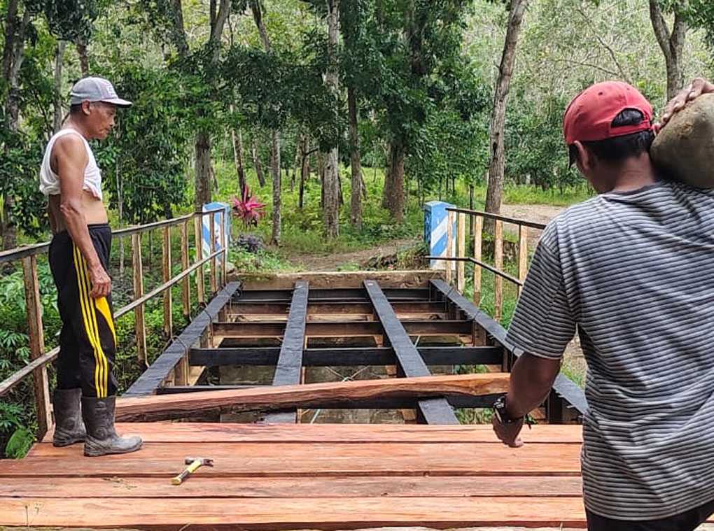 GUYUB: Warga Dusun Sukamade, Desa Sarongan, Kecamatan Pesanggaran gotong royong memperbaiki jembatan menjelang Lebaran, Kamis (27/3).