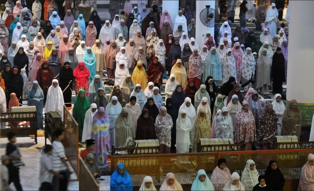 Umat Islam melaksanakan salat Tarawih di Masjid Al Akbar, Surabaya. (Radar Surabaya)