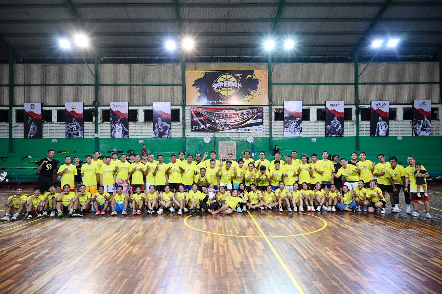 TEMU KANGEN : Para pemain berfoto bersama sebelum pertandingan basket banyuwangi reborn season 3 di mulai di Gor sahabat Banyuwangi.