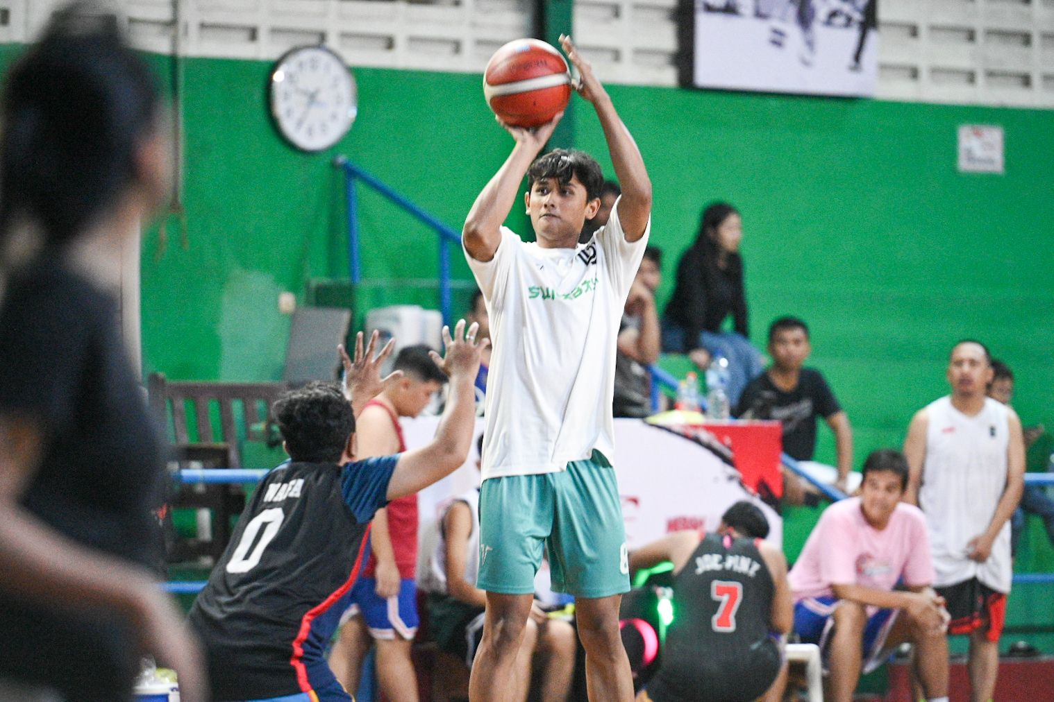 LARE OSENG: Pemain IBL Pasific Ceasar Daffa Doifullah ikut meramaikan ajang mini kompetisi Basket Banyuwangi Reborn Season 3 di GOR Sahabat Banyuwangi.