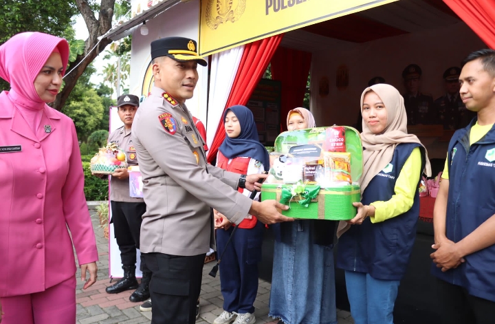 Penyerahan Bingkisan atau Parcel Lebaran kepada personel yang melaksanakan tugas di Pos Pengamanan, Pos Pelayanan dan Pos Terpadu, Sabtu (29/03/2025).