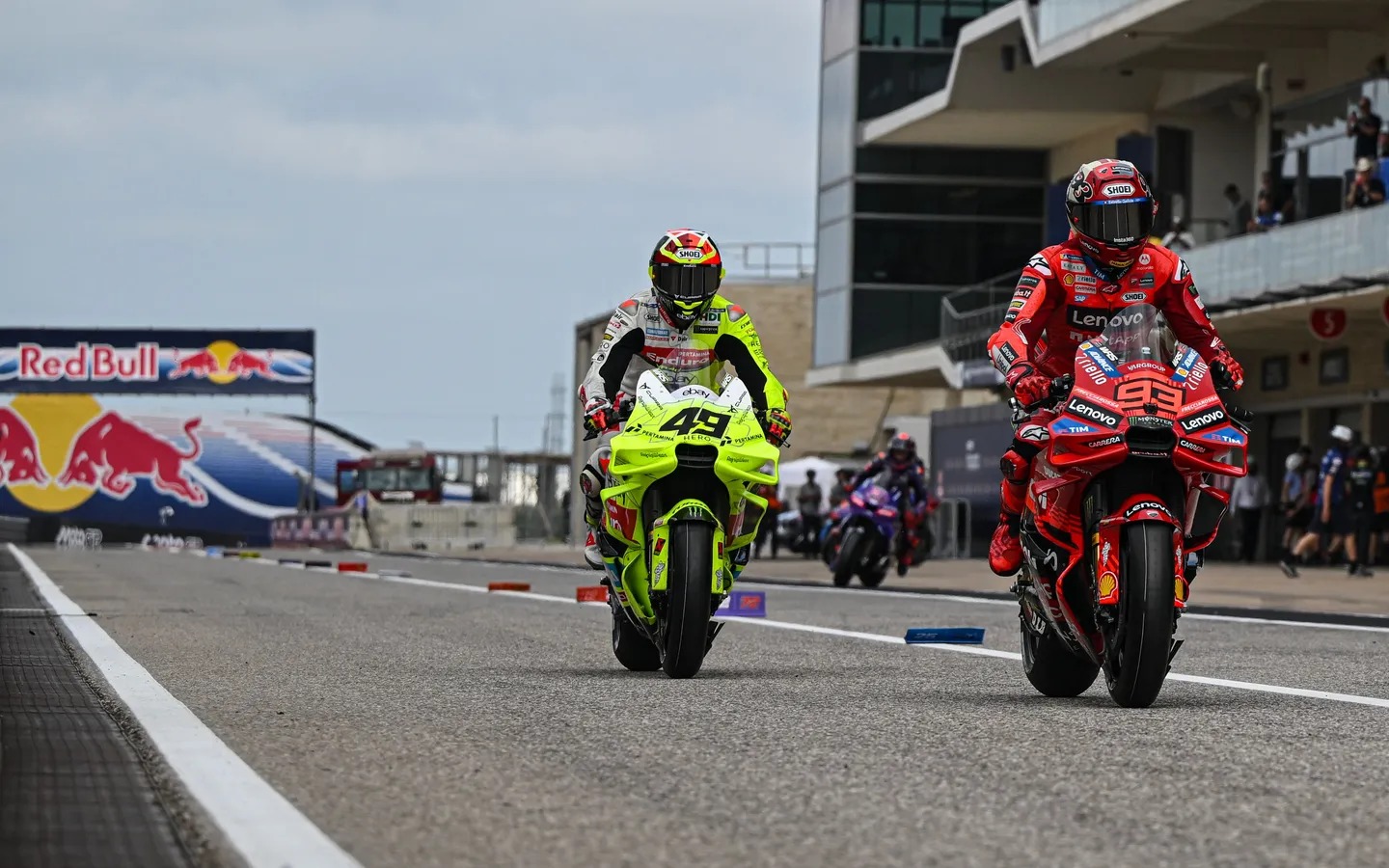Sesi kualifikasi MotoGP di Circuit of the Americas (COTA) berlangsung panas dan penuh kejutan.