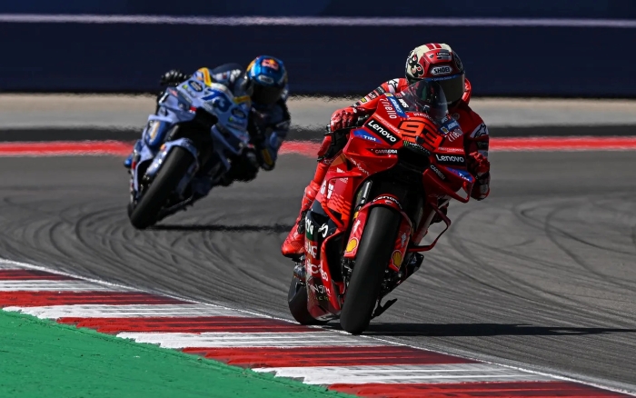 Balapan Tissot Sprint di Austin menghadirkan drama luar biasa dengan Marc Marquez keluar sebagai pemenang setelah pertarungan sengit dengan adiknya, Alex Marquez, dan Francesco Bagnaia.