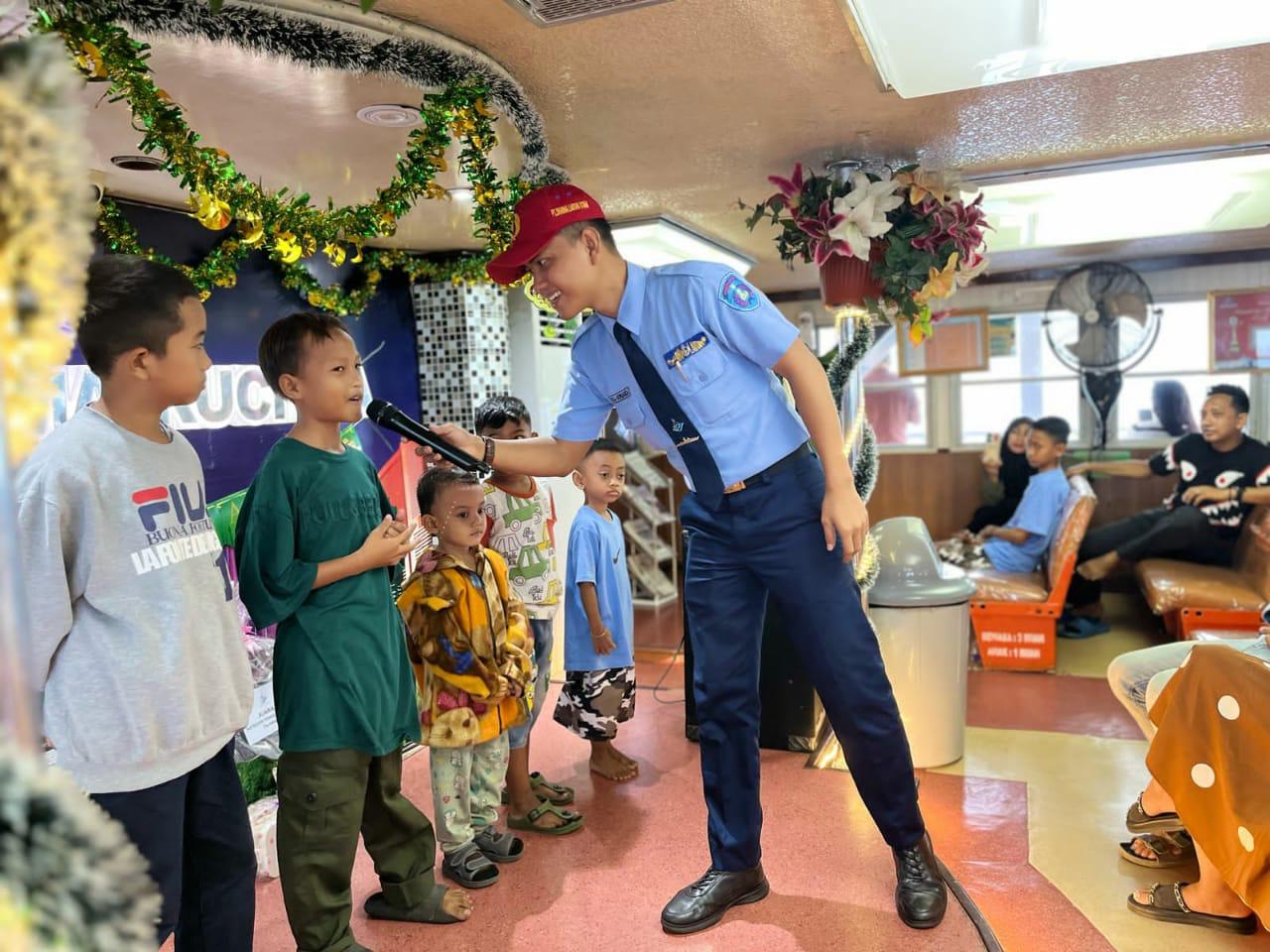Operator kapal menggelar kuis berhadiah untuk para pemudik di Selat Bali.