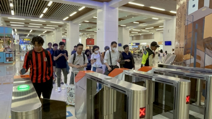 PT Kereta Cepat Indonesia China (KCIC) memperkirakan lonjakan penumpang kereta cepat Jakarta-Bandung, Whoosh, hingga 30 persen selama masa angkutan Lebaran.