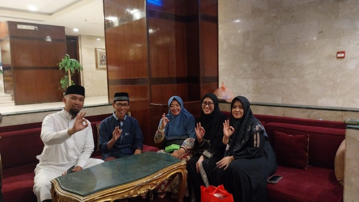 Ketua Stikes Banyuwangi Dr H Soekardjo  (dua dari kiri) bersama istri Bd Hj Yulianingsih (tiga dari kiri) bersama pendidik Stikes saat di Hotel Mekkah, Arab Saudi.