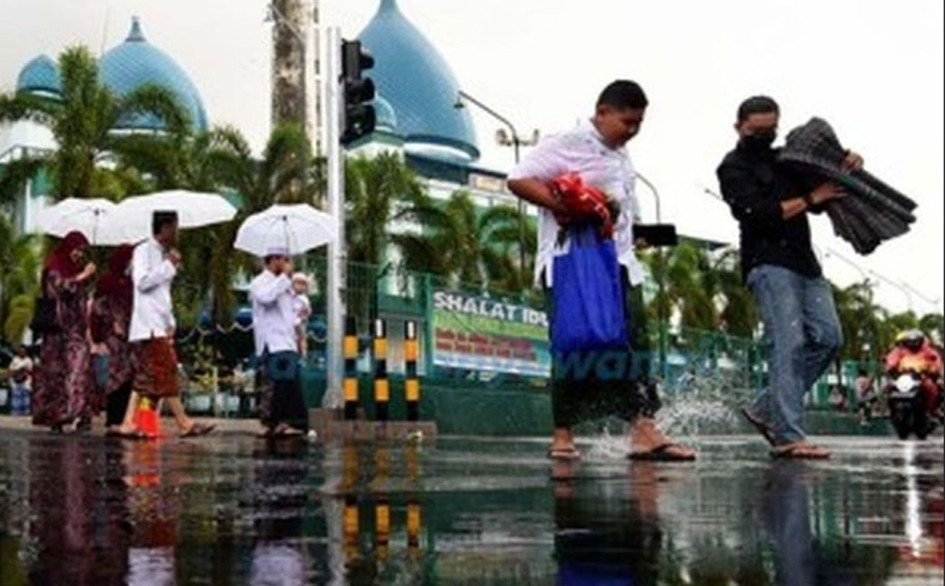 Jamaah salat Id turun dari Masjid Agung Baiturrahman Banyuwangi tahun lalu. (Ramada Kusuma/Radar Banyuwangi)