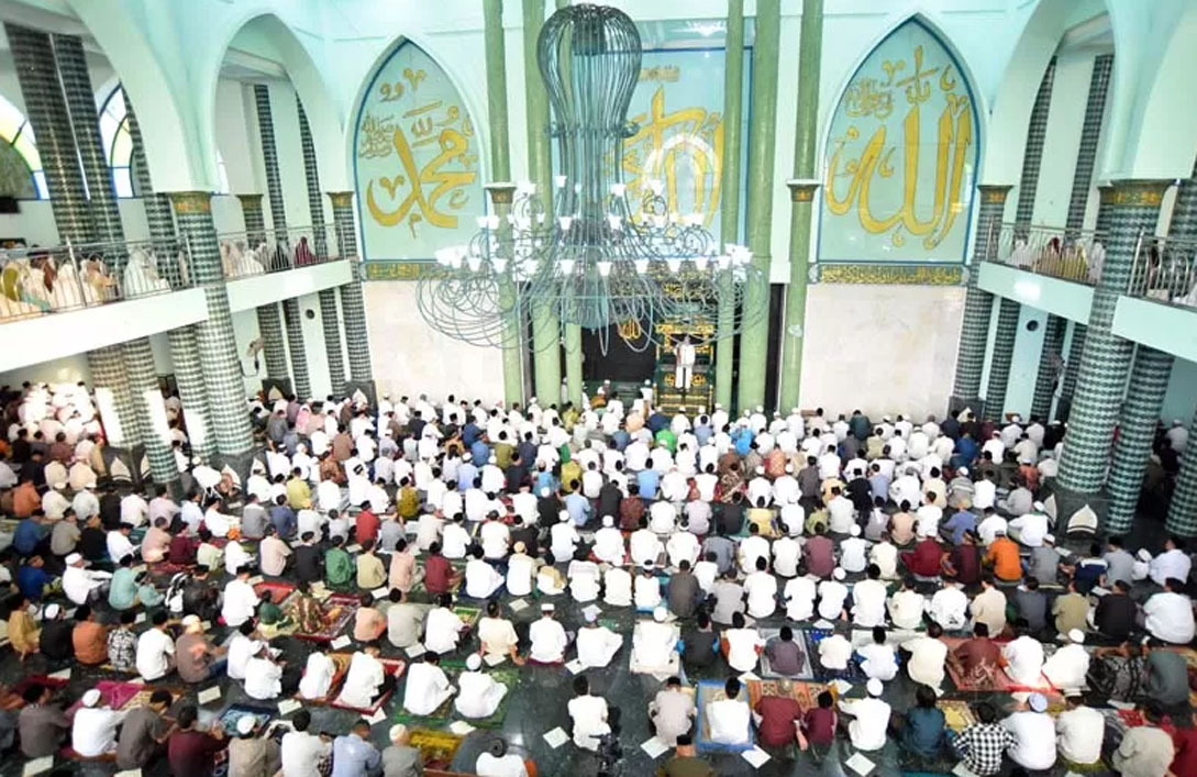 Umat Islam melaksanaan Salat Id di Masjid Agung Baiturrahman tahun lalu. (Ramada Kusuma/Radar Banyuwangi)