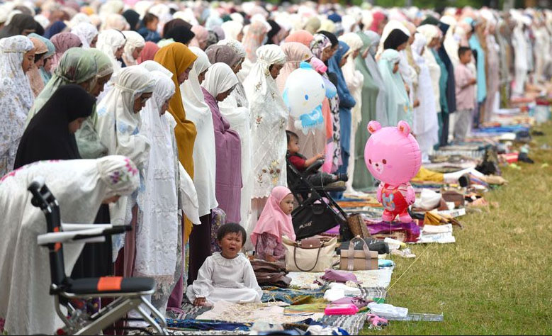 Jemaah Salat Id Muslimah di lapangan Taman Blambangan. (Ramada Kusuma/Radar Banyuwangi)