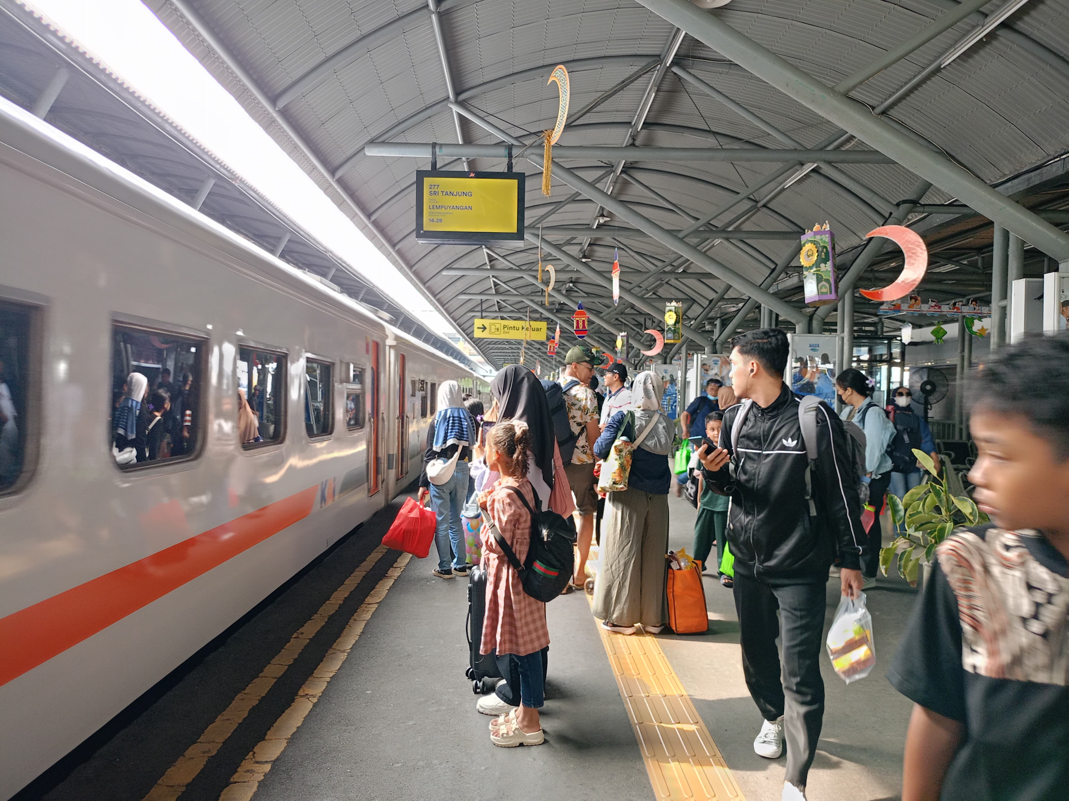 Hari kedua Lebaran 2025, ribuan penumpang kereta api memadati stasiun di wilayah Daop 8 Surabaya.