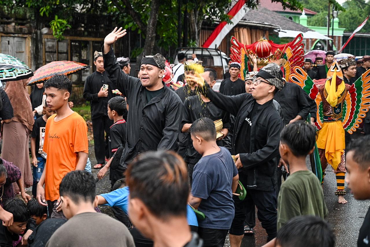 Suasana barong ider bumi di Kemiren Banyuwangi, Selasa (1/4/25).