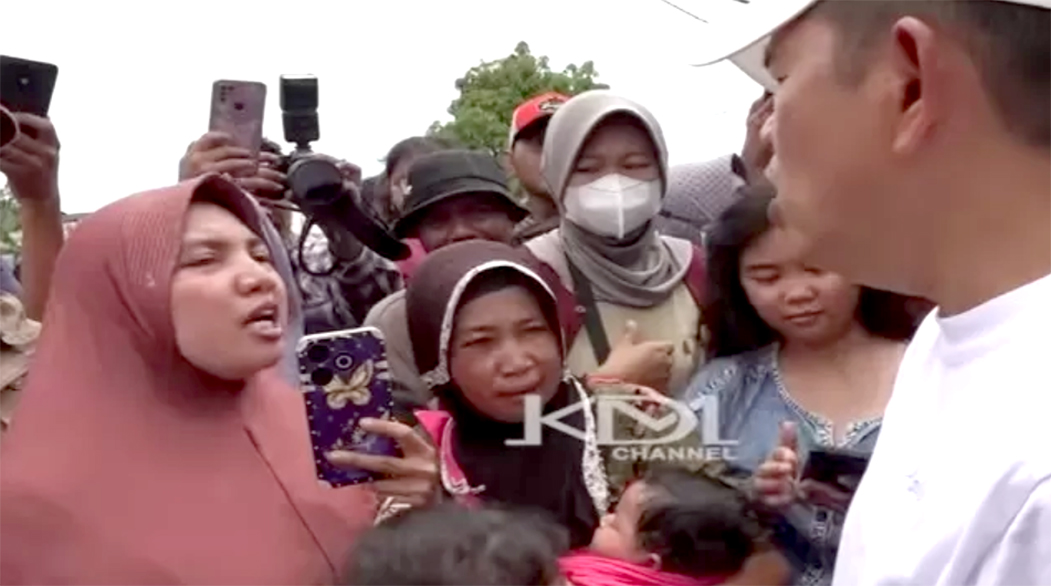 Gubernur Jawa Barat Dedi Mulyadi melayani keluhan ibu-ibu meminta uang kontrakan. (Tangkapan layar Youtube Kang Dedi Mulyadi Channel)