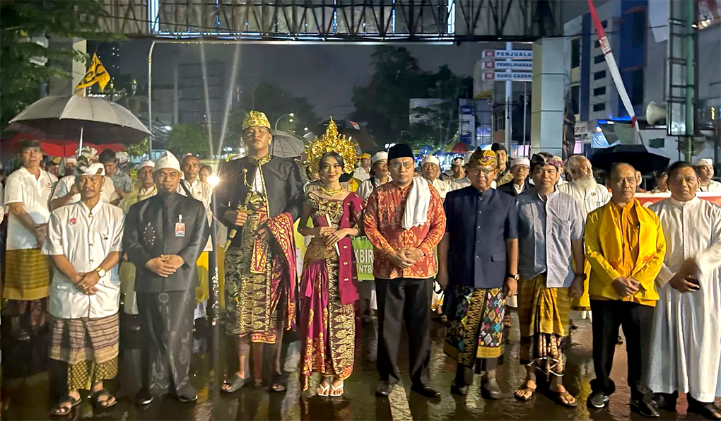 Tokoh lintas agama ikut memeriahkan pawai malam takbiran menyambut Idul Fitri 1446 H di Kota Mataram-NTB. (Zad/Lombok Post)