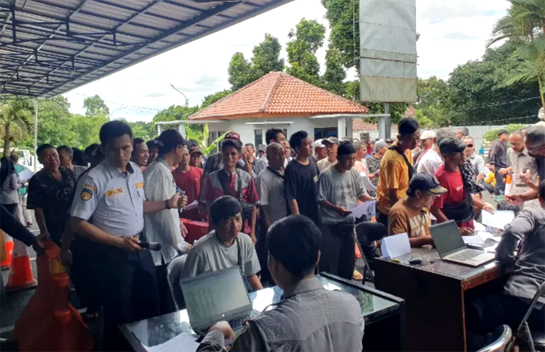 Sejumlah sopir angkot menerima paket lebaran di Cibinong, Bogor, Jawa Barat, Jumat (28/3/2025). (Foto: Hendi Novian/Radar Bogor)