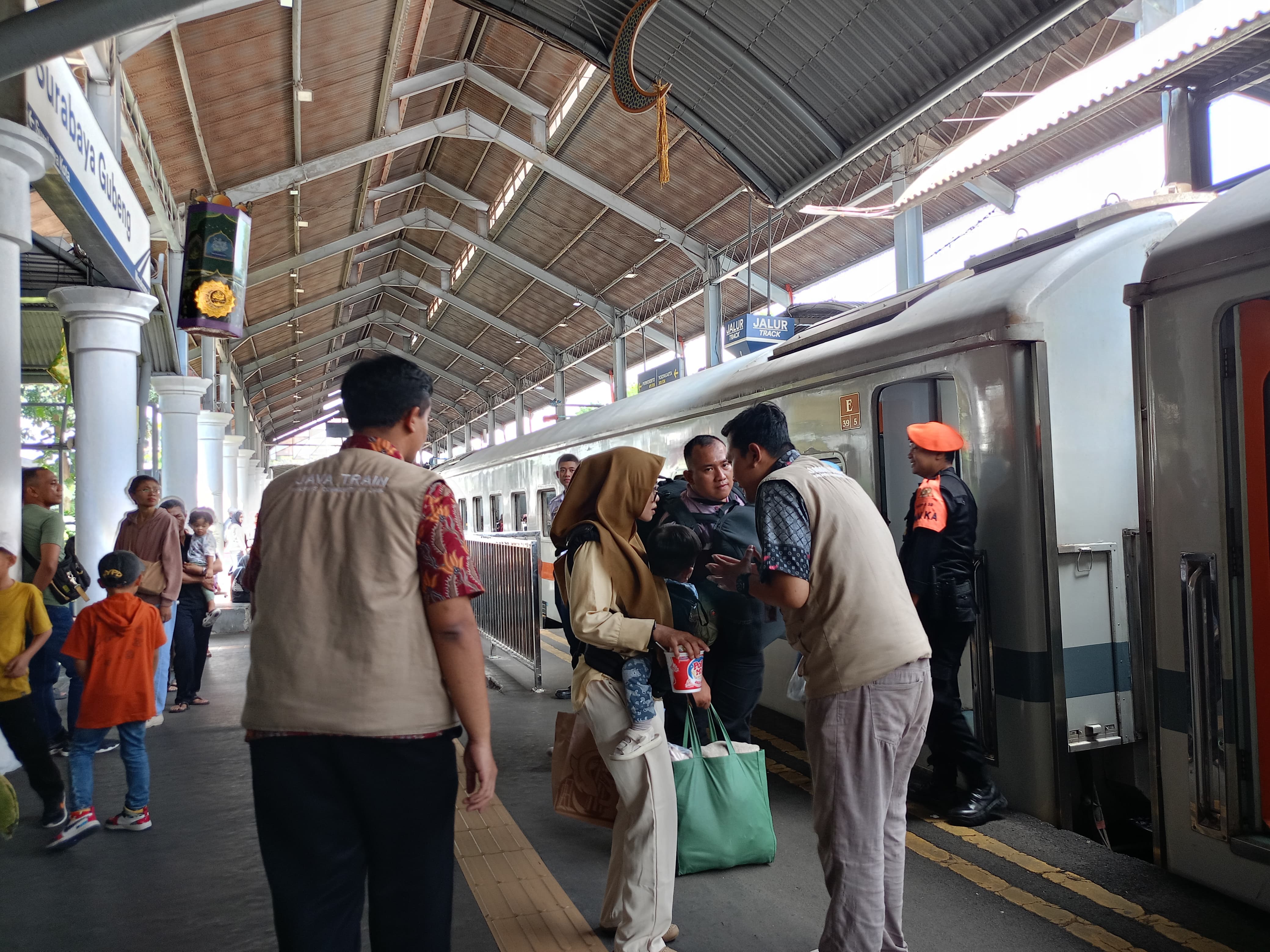 Penumpang kereta api memadati stasiun di wilayah Daop 8 Surabaya pada H+1 Lebaran 2025.
