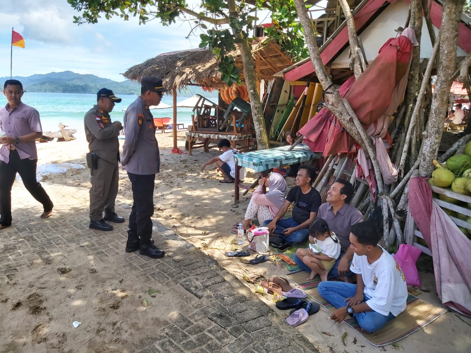 Polisi melakukan patroli menjaga keamanan dan ketertiban di sejumlah tempat wisata di Banyuwangi.