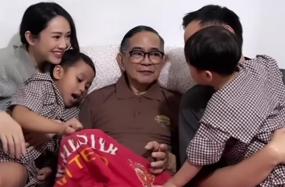 Ray Sahetapy semasa hidup saat bersama anak dan cucu. Ray Sahetapy meninggal dunia pada Selasa (1/4). (Intagram @ramputs)