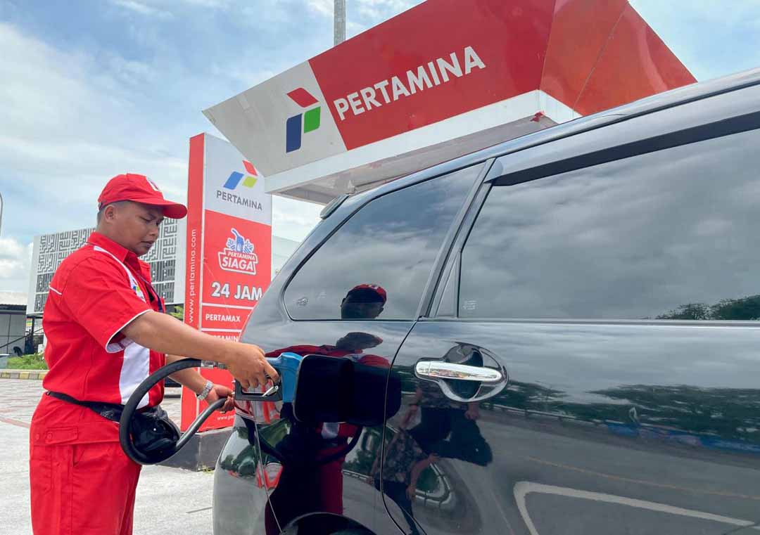 APRESIASI PELANGGAN: Petugas mengisi bahan bakar kendaraan di SPBU Pertamina. (Dok. Pertamina)