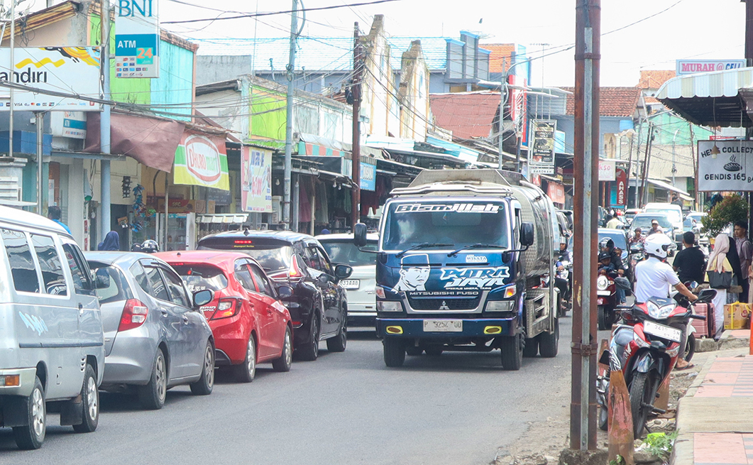 MACET PARAH: Antrean kendaraan roda empat mengular sepanjang satu kilometer di depan Stasiun Kalisetail, Desa/Kecamatan Sempu, Rabu (2/4).