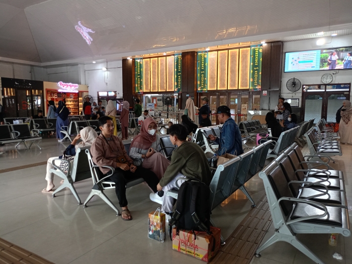 PT KAI Daop 8 Surabaya menawarkan tarif promo parsial untuk perjalanan kereta api selama Angkutan Lebaran 2025.