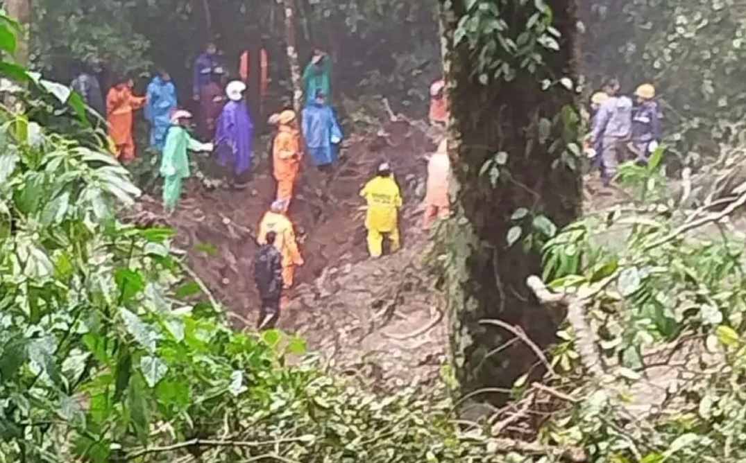 Tanah longsor di jalur Pacet-Cangar Mojokerto, Rabu (3/4). (Radar Mojokerto)