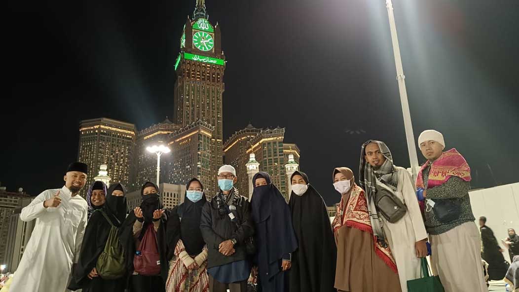 Ketua Stikes Dr H Soekardjo bersama istri Hj Yulianingsih dan 6 pegawai saat bertemu alumni Stikes di Makkah usai menunaikan ibadah umrah.
