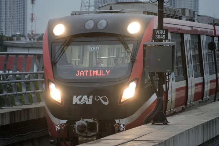 LRT Jabodebek hadir sebagai solusi transportasi kekinian yang aman, nyaman, dan super hemat.