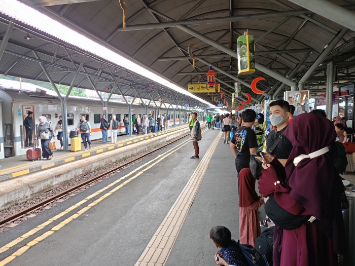 PT KAI Daop 8 Surabaya mencatat, dalam tiga hari terakhir (2-4 April 2025), jumlah penumpang kereta api yang tiba jauh melampaui yang berangkat.