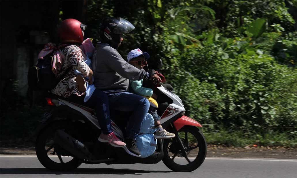 Arus balik di jalur Gumitir mulai terlihat banyak yang menggunakan sepeda motor dan mobil pribadi. (Jumai/Radar Jember)