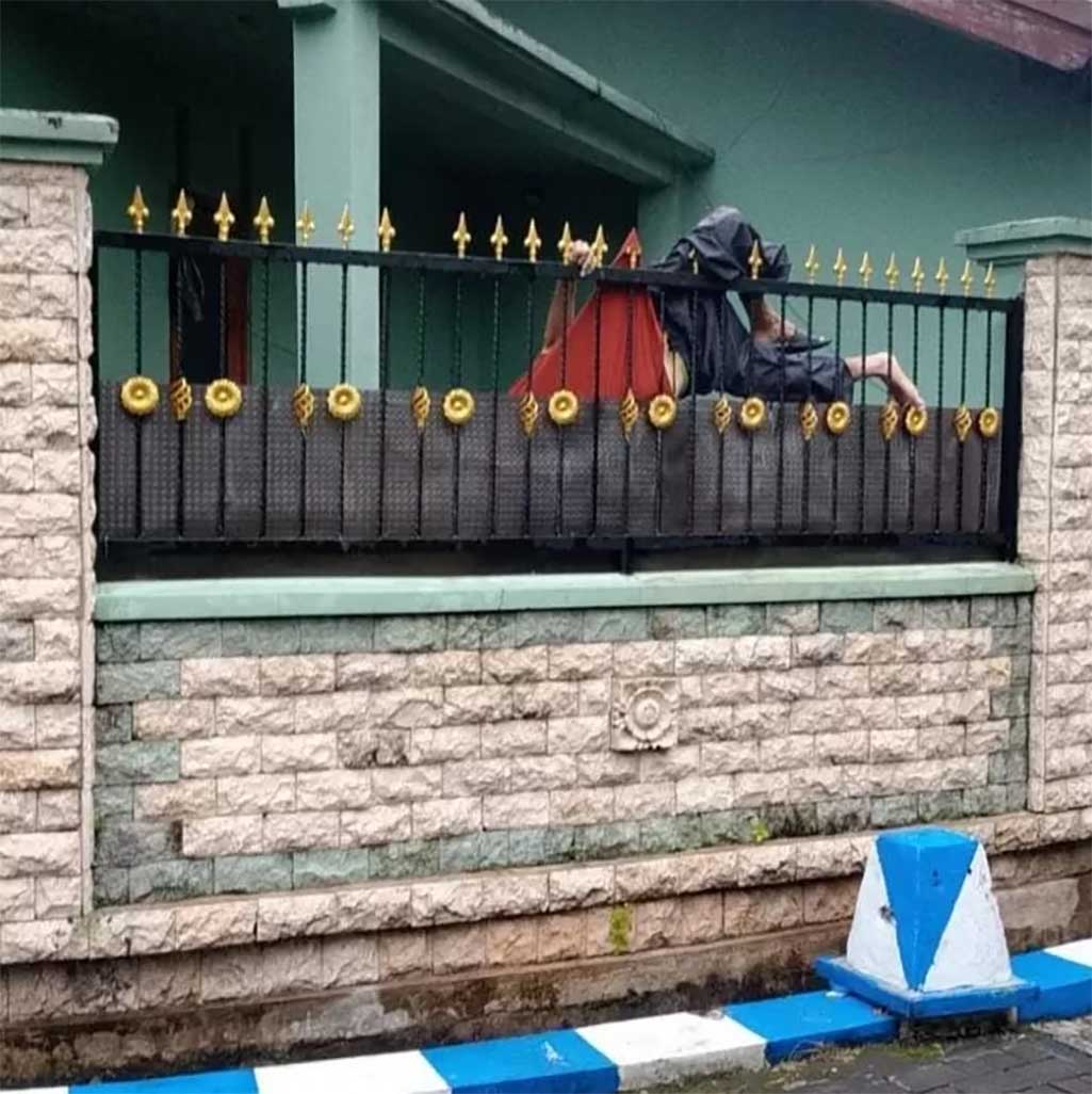 Kondisi korban saat tersangkut pagar di Perum Sidokare Indah, Sidoarjo, Kamis (3/4). (Foto: Radar Sidoarjo)