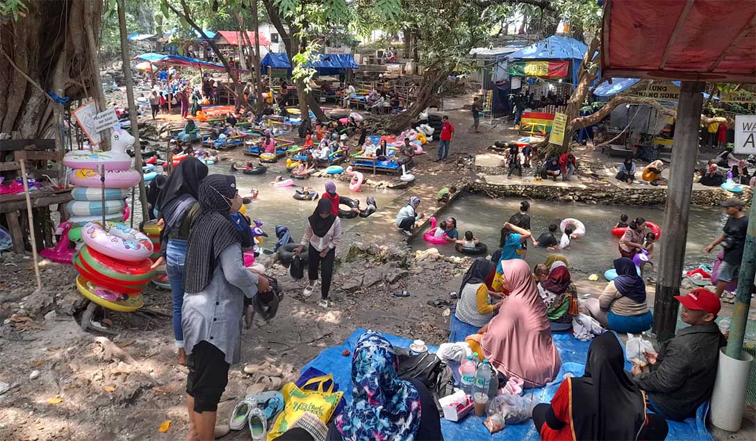 Pengunjung menikmati Wisata Growgoland Water Fun di Desa Ngunut, Dander, Bojonegoro. (Dewi Safitri/Radar Bojonegoro)