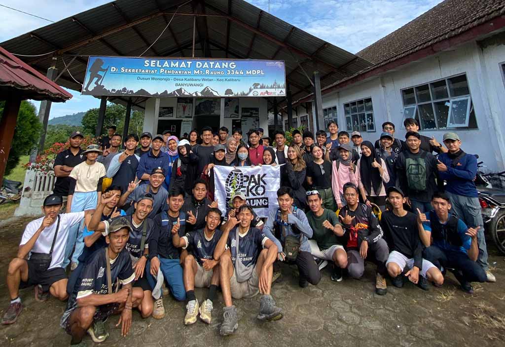 Ratusan pendaki Gunung Raung berkumpul di sekretariat pendakian di Dusun Wonorejo, Desa Kalibaruwetan, Jumat (4/4).