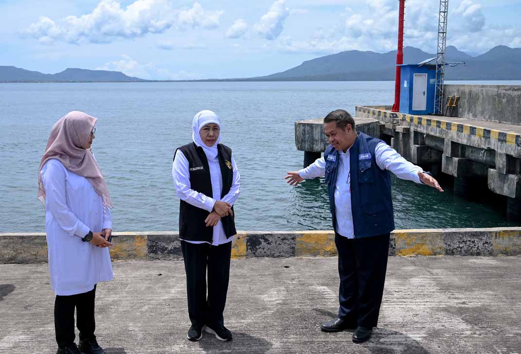 AKSESIBILITAS: Gubernur Khofifah Indar Parawansa bersama Bupati Ipuk Fiestiandani meninjau dermaga di Pantai Marina Boom Banyuwangi, Jumat (4/4).
