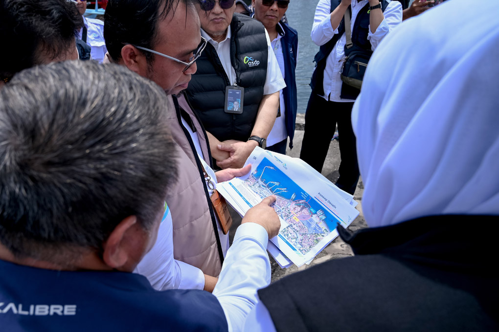 Petugas menunjukkan masterplan pembangunan jembatan penghubung dermaga MB IV di Pelabuhan Ketapang dengan area Dermaga Bulusan, Kecamatan Kalipuro, kepada Gubernur Khofifah dan Bupati Ipuk.
