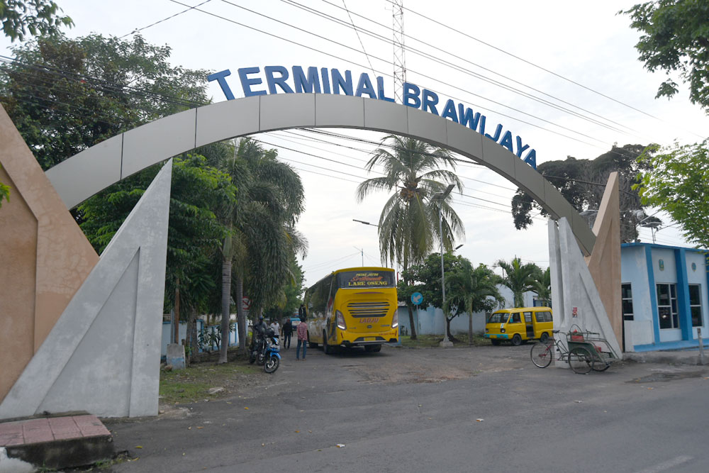 EKSIS: Gerbang Terminal Brawijaya atau populer dengan julukan Terminal Karangente di Banyuwangi.
