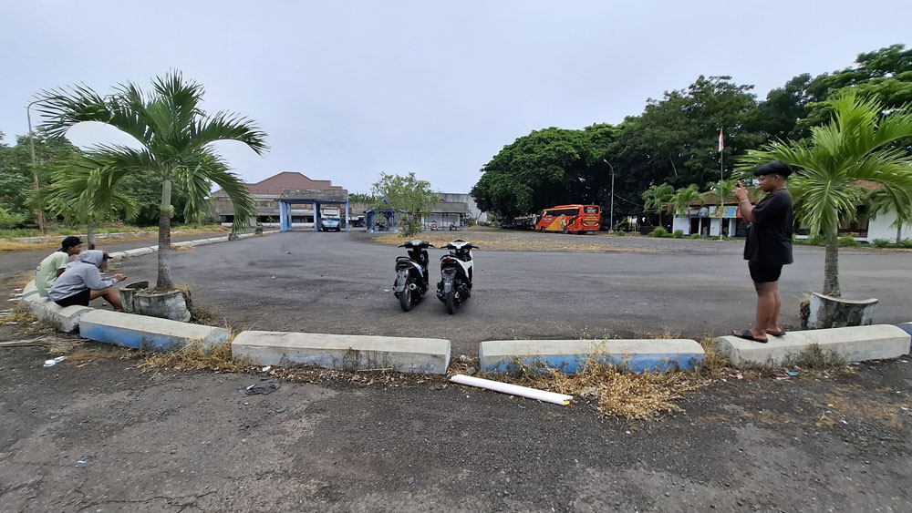 SEPI: Anak-anak bermain di kawasan Terminal Muncar.