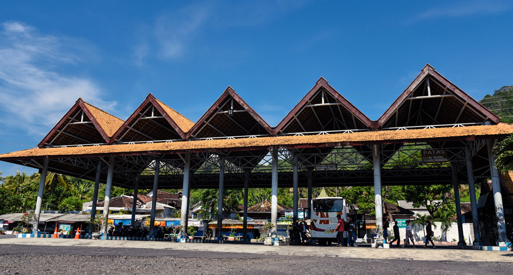 ATAP SEGITIGA: Tempat pemberangkatan bus di Terminal Sritanjung, Desa Ketapang, Kecamatan Kalipuro, Banyuwangi.