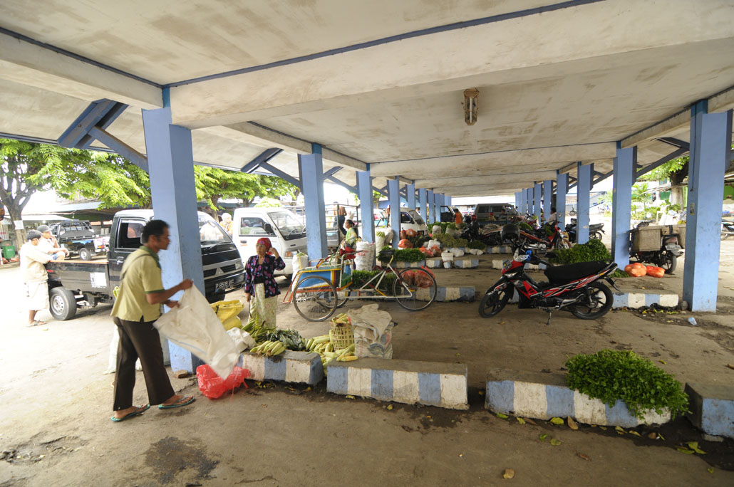 ALIH FUNGSI: Tempat berteduh angkutan kota dijadikan lapak pedagang sayur di bekas Terminal Blambangan Banyuwangi.