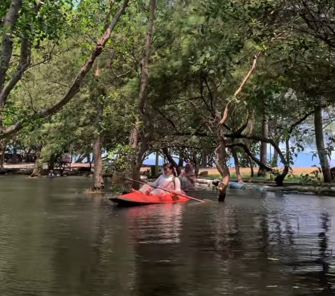 Bermain kano di Rowo Kano Pantai Cacalan bisa menghilangkan stres dan menyehatkan badan.
