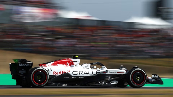 Max Verstappen kembali membuktikan statusnya sebagai juara dunia dengan merebut pole position secara dramatis dalam sesi kualifikasi Grand Prix Jepang 2025.