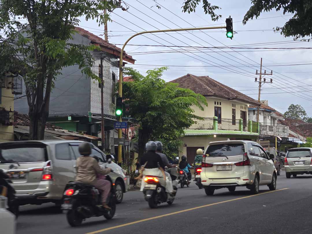 CENDERUNG HIJAU: Traffic Light di sejumlah wilayah di Banyuwangi diatur berbeda selama arus balik 2025. (Bagus Rio/Radar Banyuwangi)